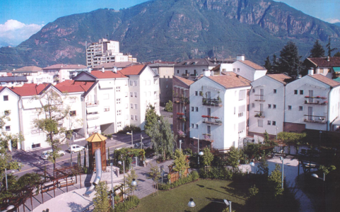 Die 90-er Jahre in Bozen, 4. Baulos mit 805 Wohnungen, Biohaus geplant von Arch. Ugo Sasso und der Spielplatz