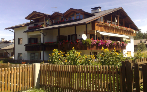 Die 80-er Jahre am Land in Petersberg, Dorf, 4 Wohnungen, geplant von Geom. Reinhold Pichler.