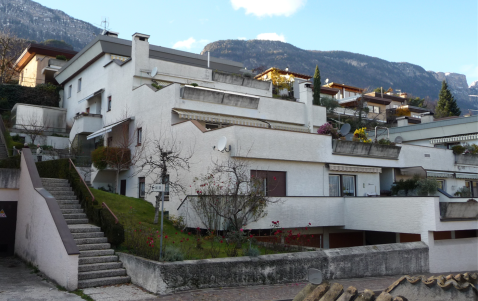 Die 70-er Jahre am Land in Eppan, Obere Gand, 21 Wohnungen, 1976-77 geplant von Arch. Hermann Trebo und Arch. Karl Riffeser