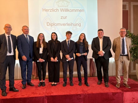 Im Bild: Direktor Hartwig Gerstgrasser, HGV-Präsident Manfred Pinzger mit den Besten: Magdalena Stürz (93), Maria Niederstätter (95), Martin Breitenberger (96), Laura Saltuari (100) mit Florian Wörndle (HGJ) und Vizedirektor Andreas Erlacher