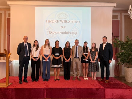 Im Bild: Direktor Hartwig Gerstgrasser, Paula Grünfelder (95), Elena Goller (100), HGV-Vizepräsidentin Judith Rainer, Leonie Kalser (98), Vizedirektor Andreas Erlacher, Carolin Schölzhorn (95), Verena Raich (100) und HGJ-Obmann Daniel Schölzhorn, nicht im Bild Sofie Lercher (93)