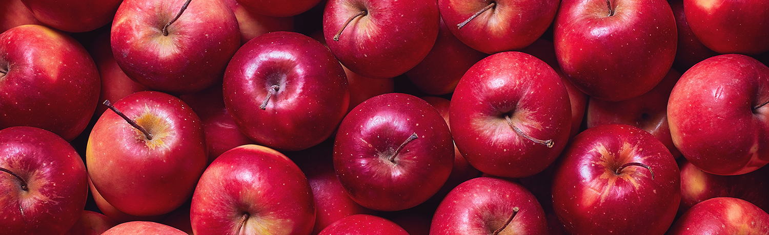 Frische rote Äpfel mit glatter Schale in Nahaufnahme