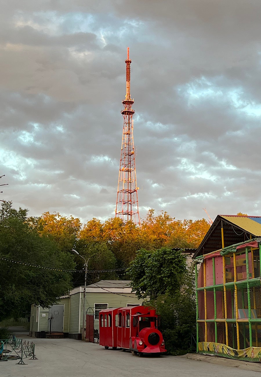 Әдемі сиқырға отырады Әдемі сиқырға отырады