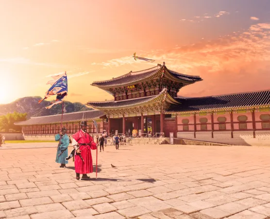 People in traditional clothes in front of Gyeongbokgung
