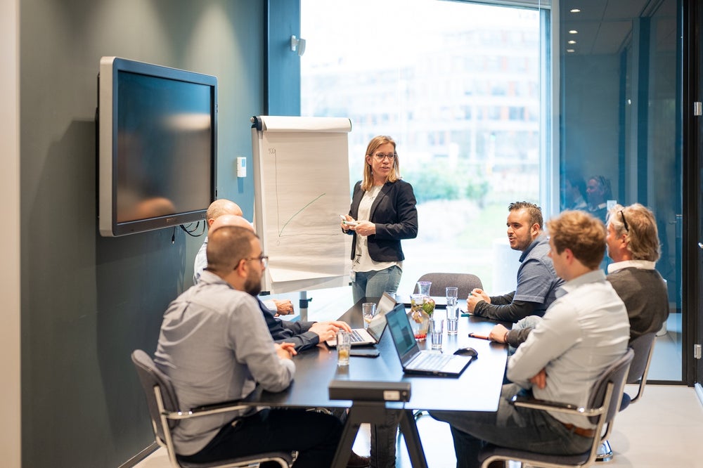 Collega's in overleg met flipover