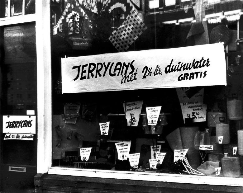 Gratis jerrycans werden aangeboden.