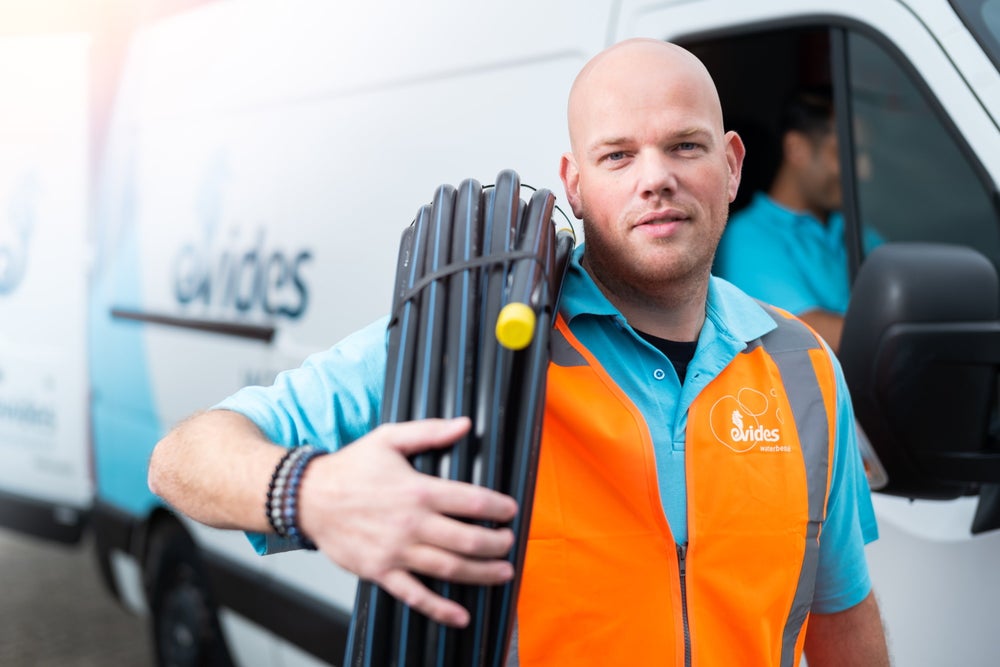 Monteur met rol leidingen