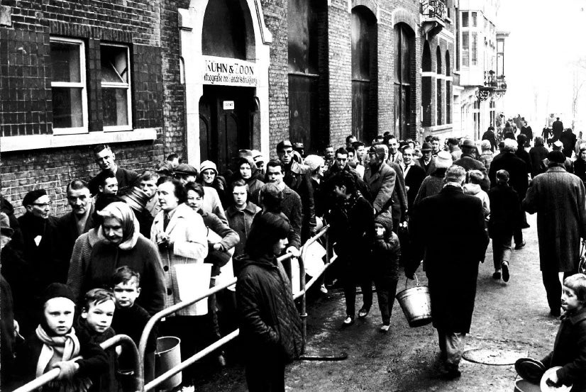 Grote rijen voor drinkwater.