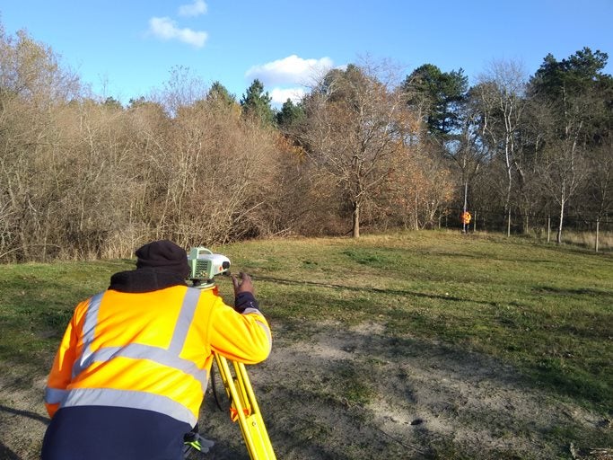 Landmeetspecialist / persoon in een groen grasveld