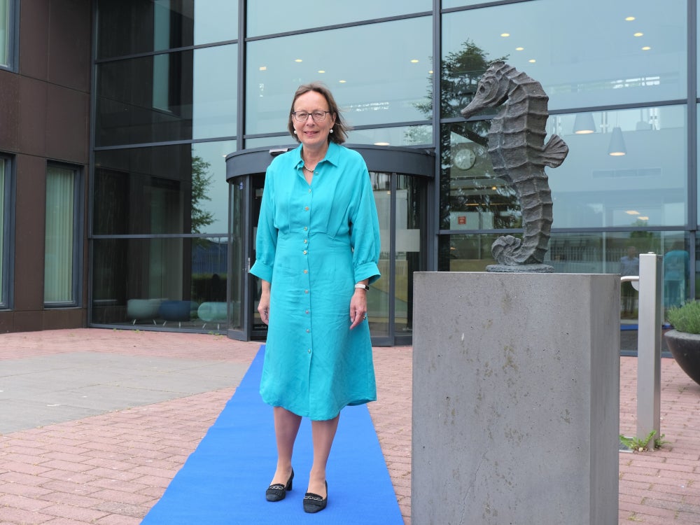 Directeur Annette Ottolini op de blauwe loper naast het Evides zeepaardje.