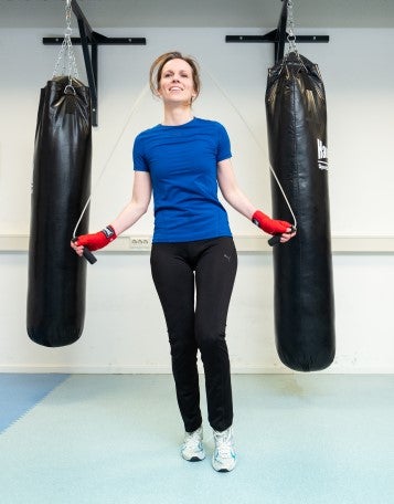 Collega aan het springtouwen in de sportruimte