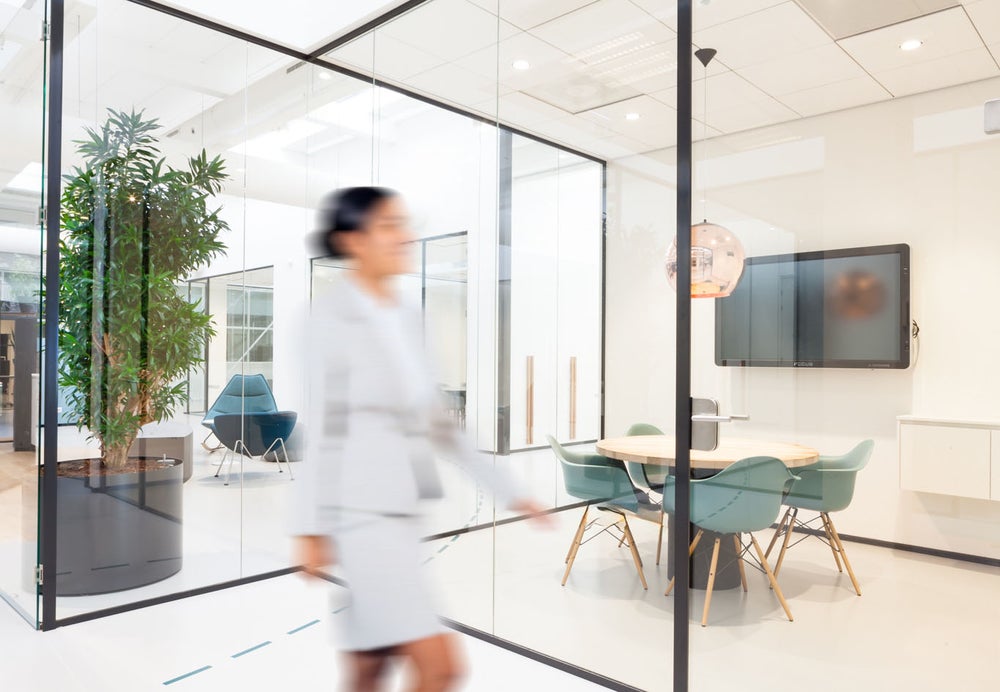 Evides collega loopt in kantoor Kralingen