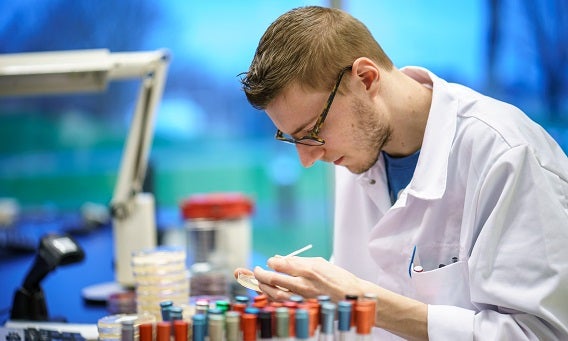 Medewerker Aqualab aan het werk