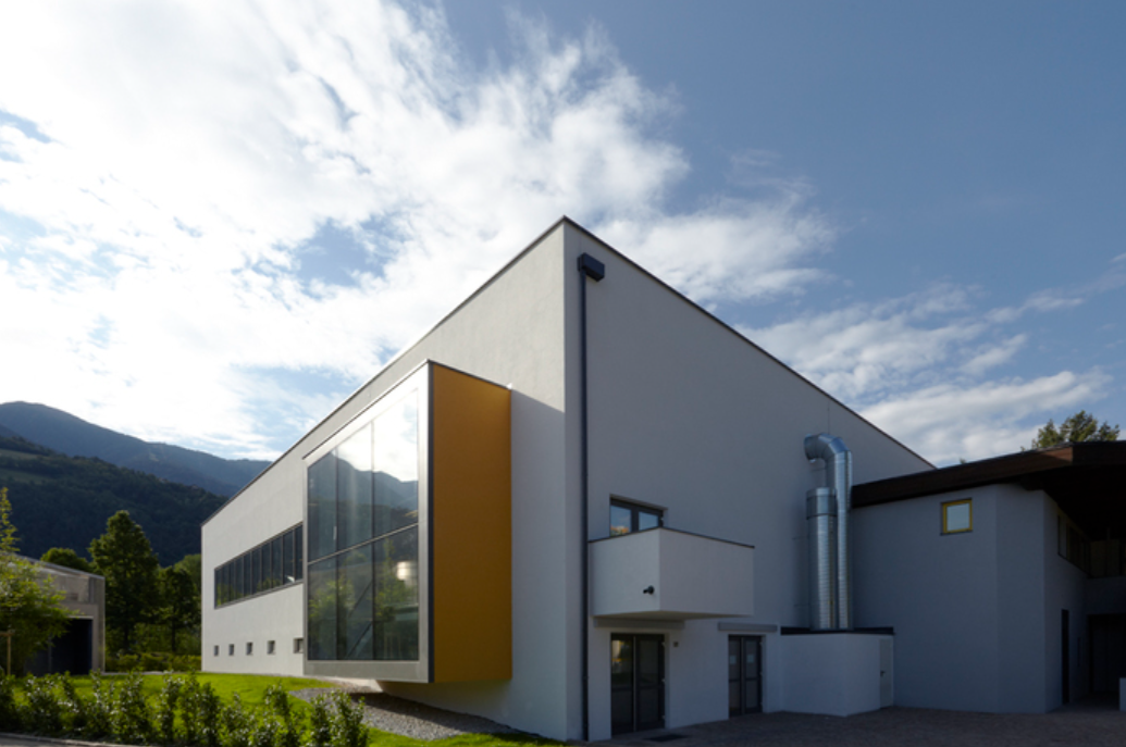 Turnhalle Falcone e Borsellino und Berufsschule E. Mattei