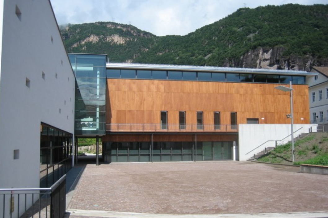 Auer: Turnhalle & Aula Magna