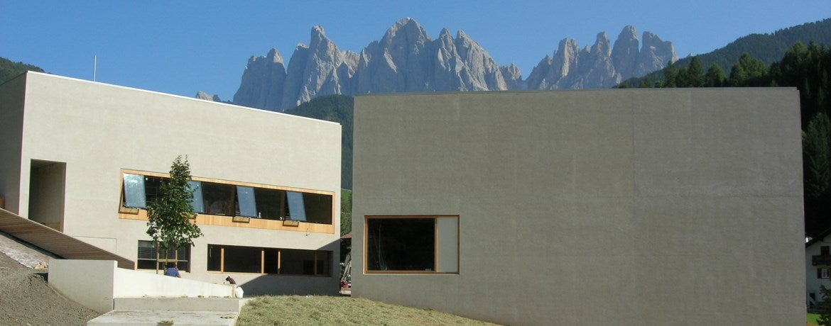 Villnöß: Naturparkhaus und Schule