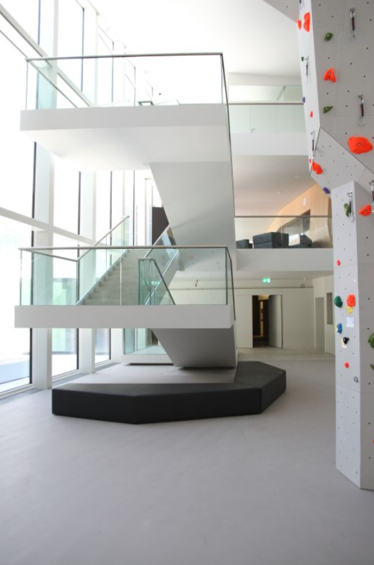 Zugangstreppe zu den Hallen und Schulbereich