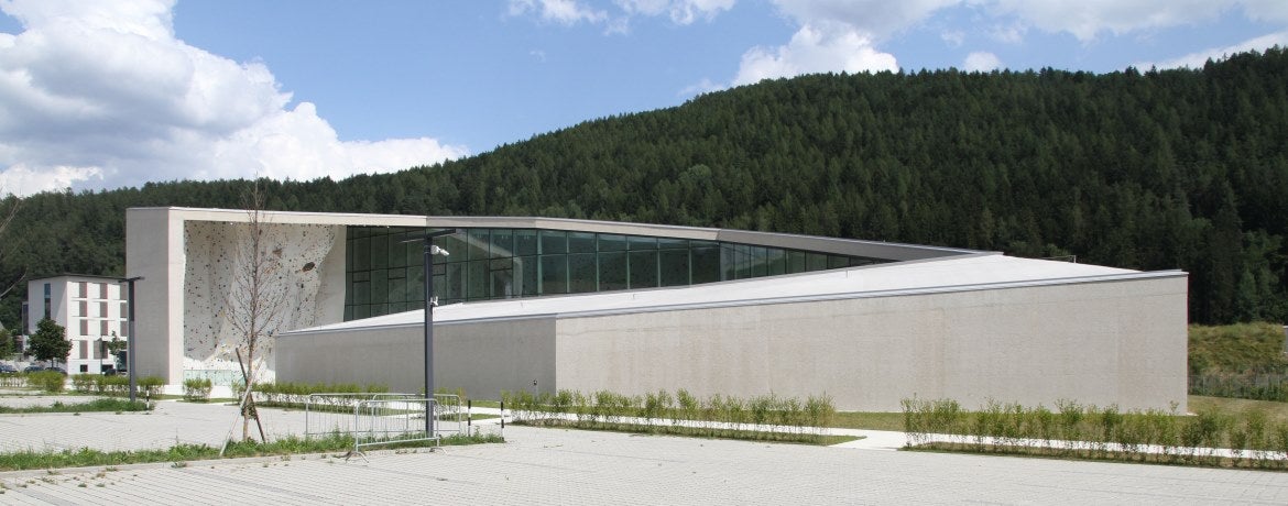 Ansicht der Kletterhalle vom Parkplatz