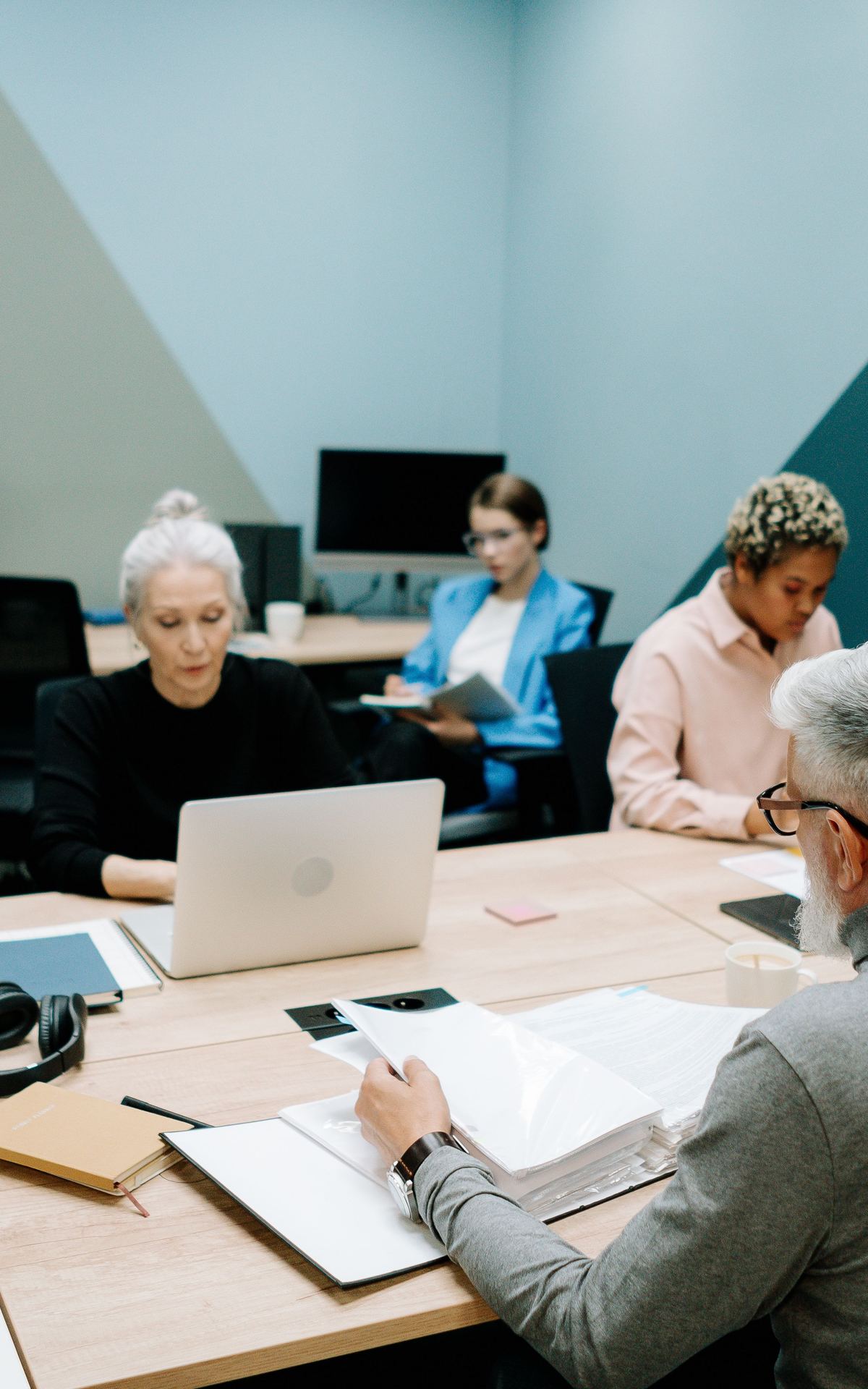 Réunion d’équipe autour d’une table de travail