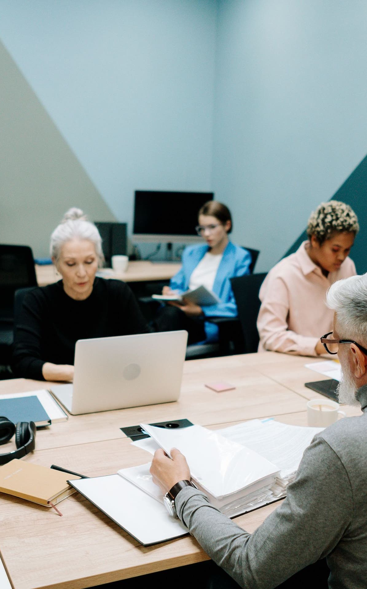 Réunion d’équipe autour d’une table de travail