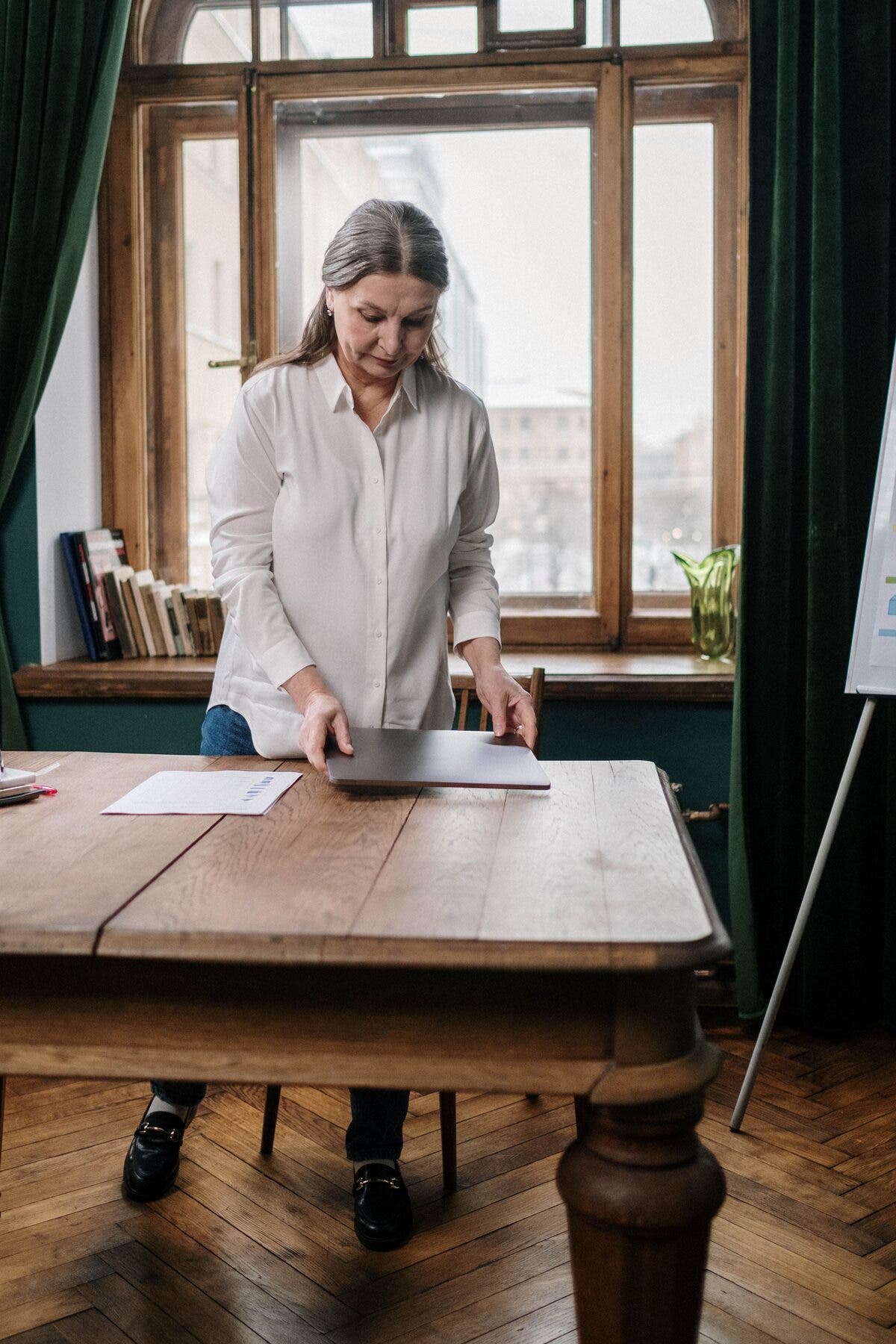 Femme debout devant une table de travail