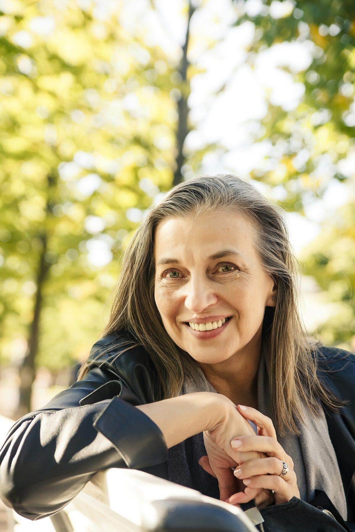 Femme retraitée souriante, en extérieur
