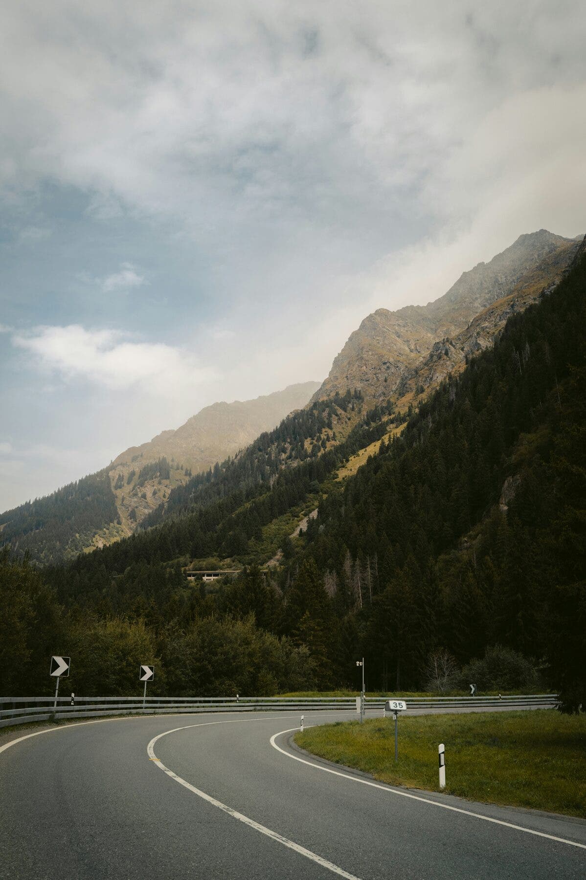 Route de montagne dans les Alpes suisses