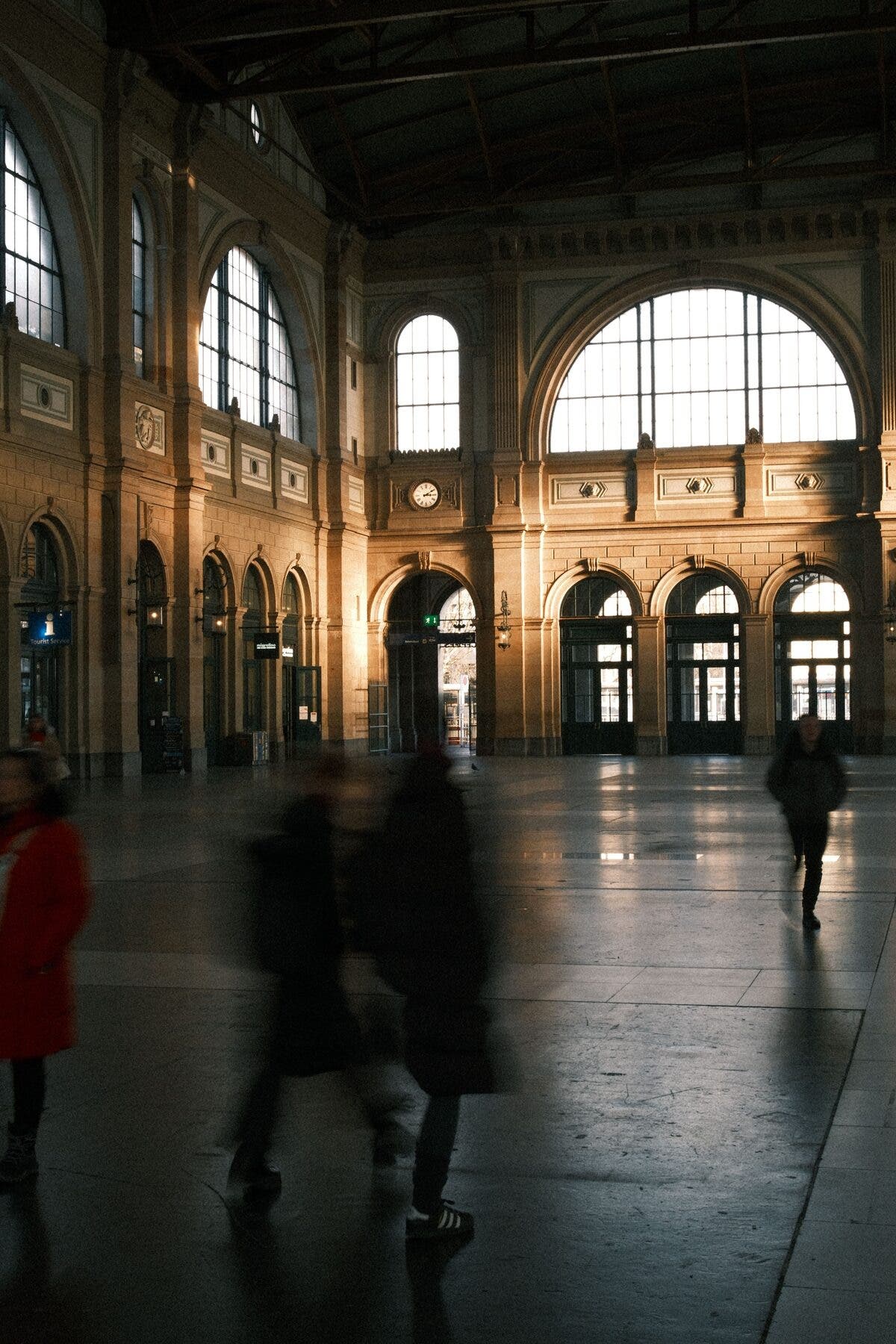 Hall de gare monumental et voyageurs