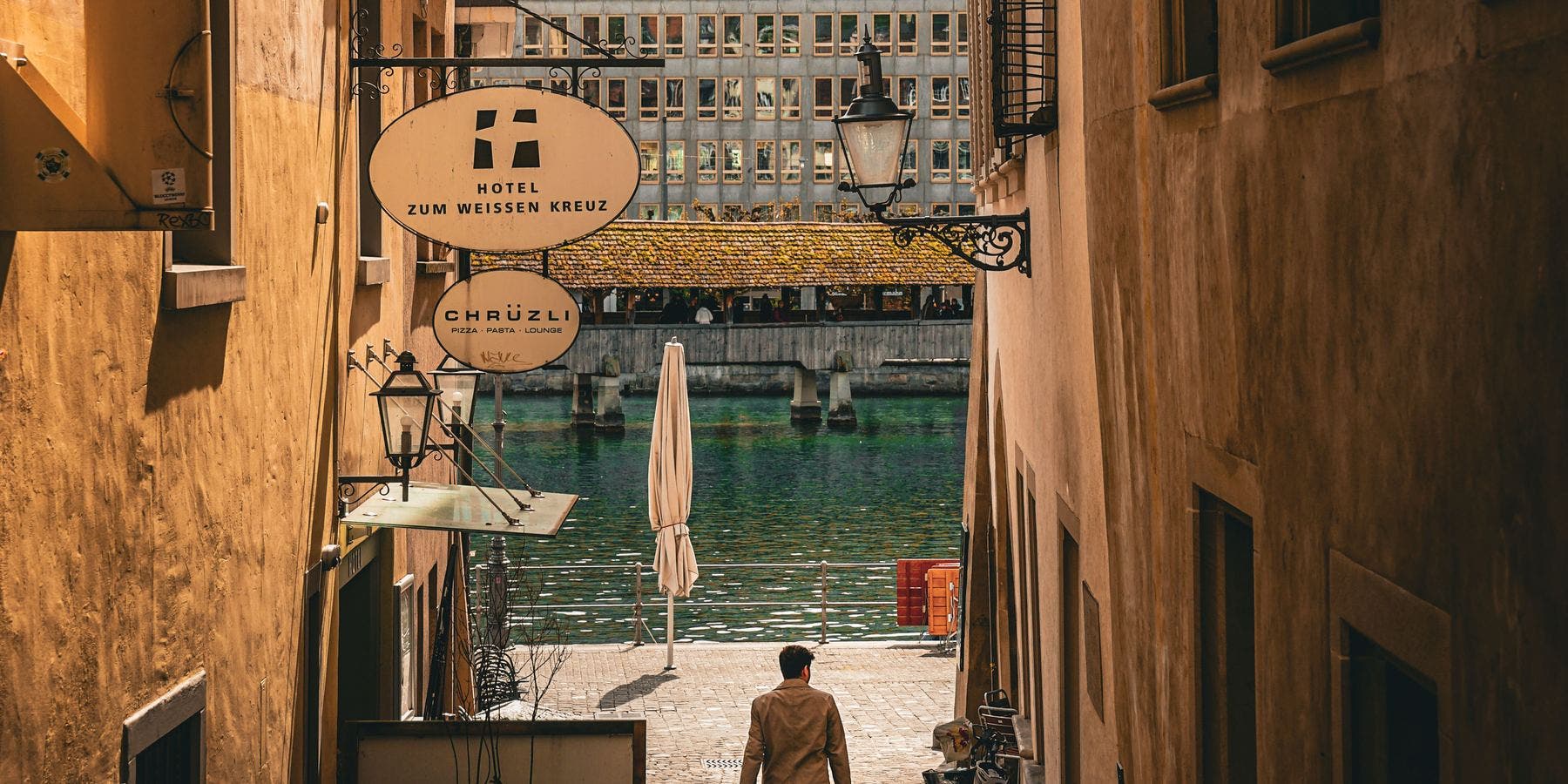 Ruelle d’une vieille ville suisse ouvrant sur le lac