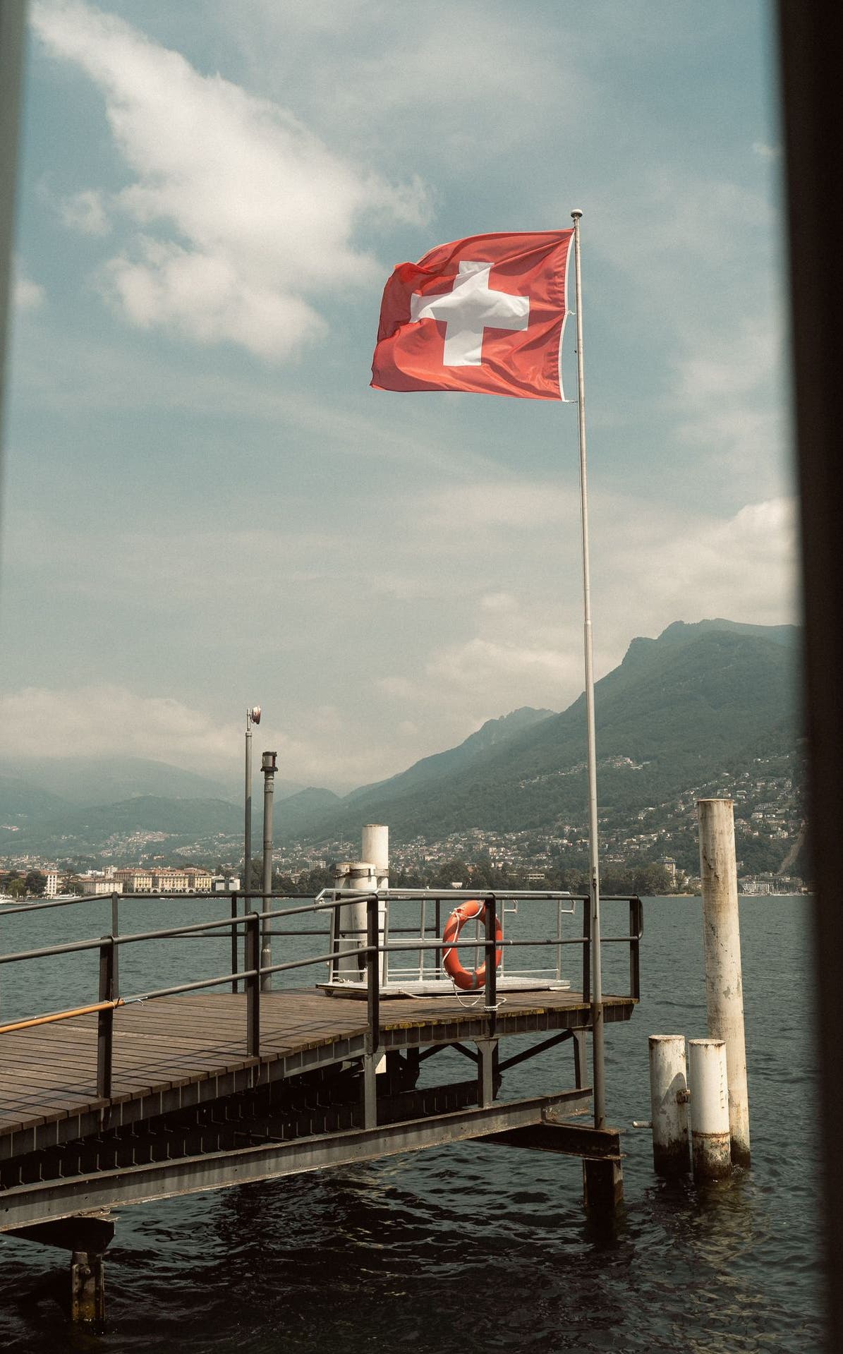 Drapeau suisse sur un ponton au bord du lac