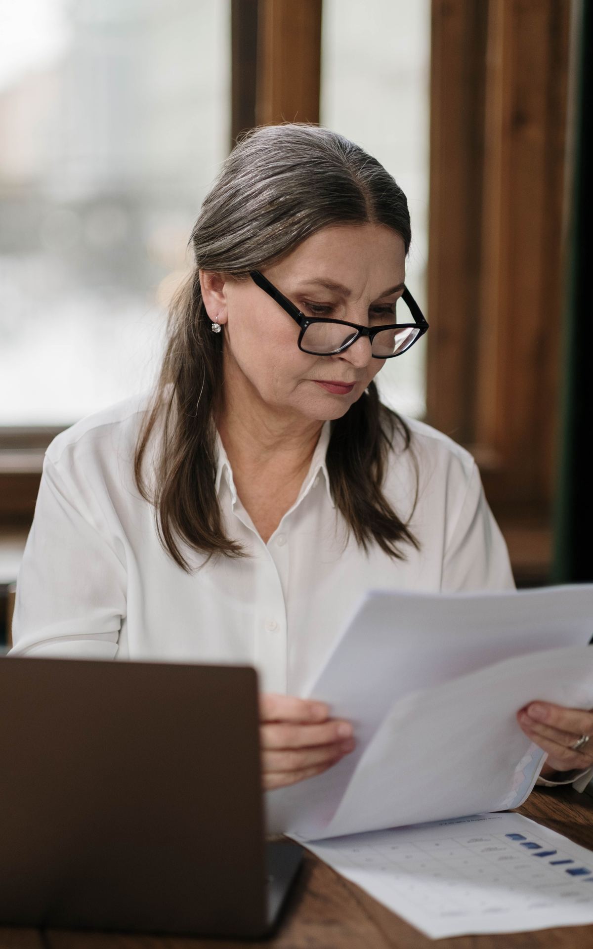 Femme lisant un document à son bureau