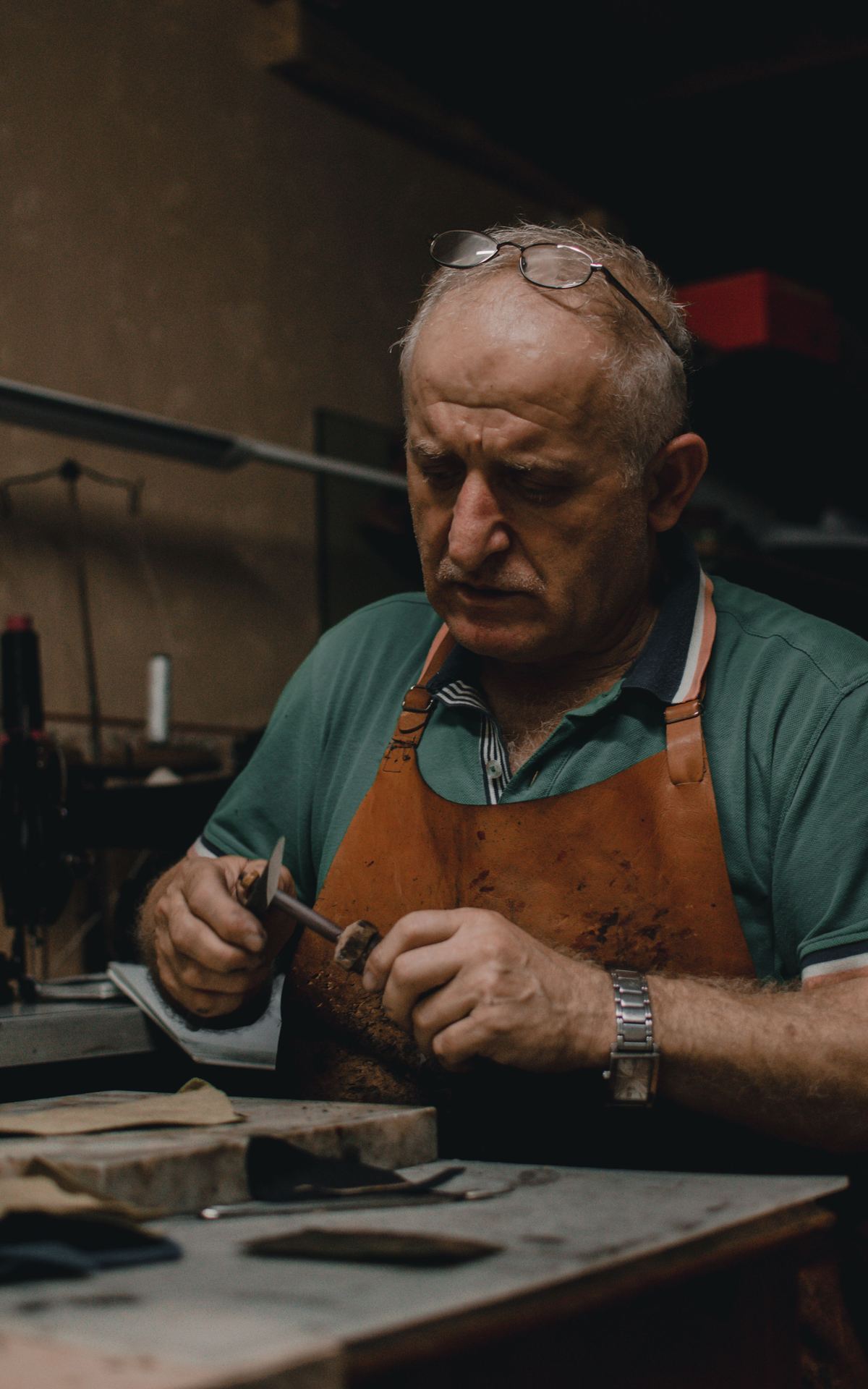 Horloger au travail à son établi