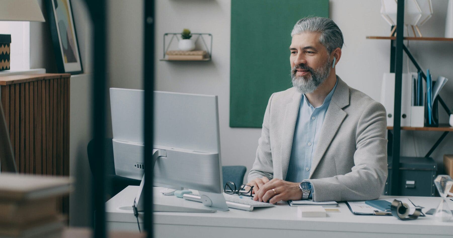Conseiller à son bureau devant son écran