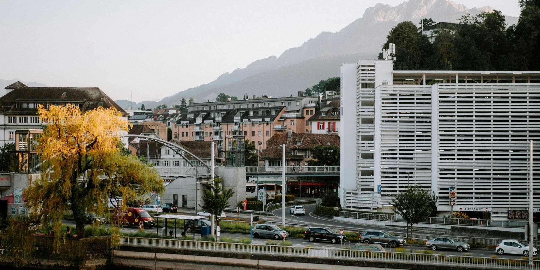 Ville suisse au bord de la rivière, montagnes en fond