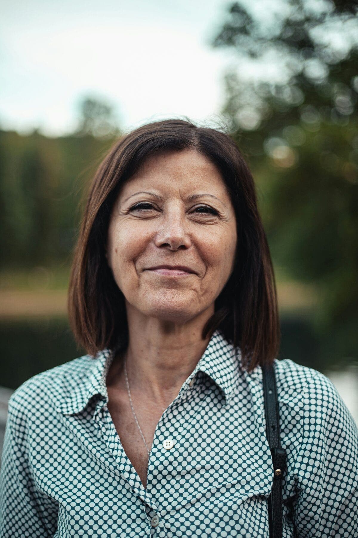 Femme retraitée, portrait en extérieur
