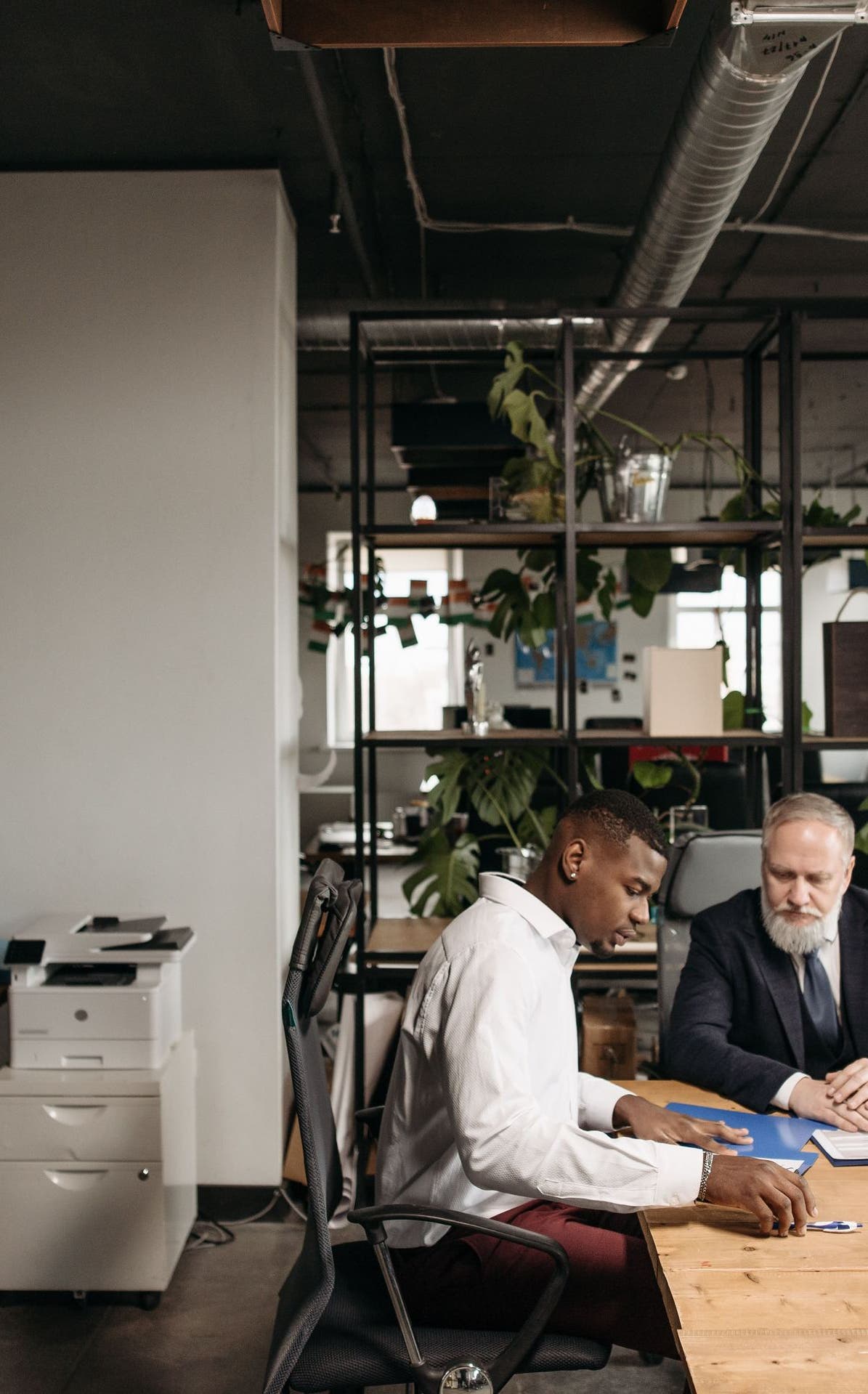 Deux conseillers au travail dans un bureau ouvert