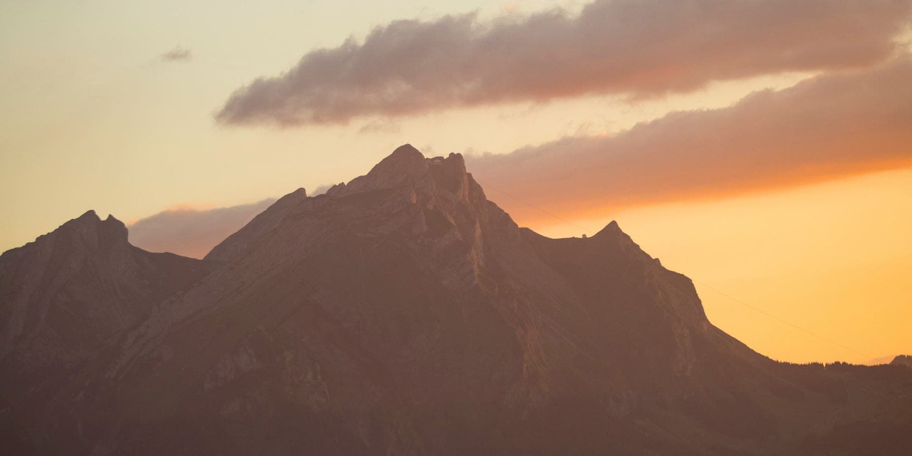 Sommet alpin au coucher du soleil