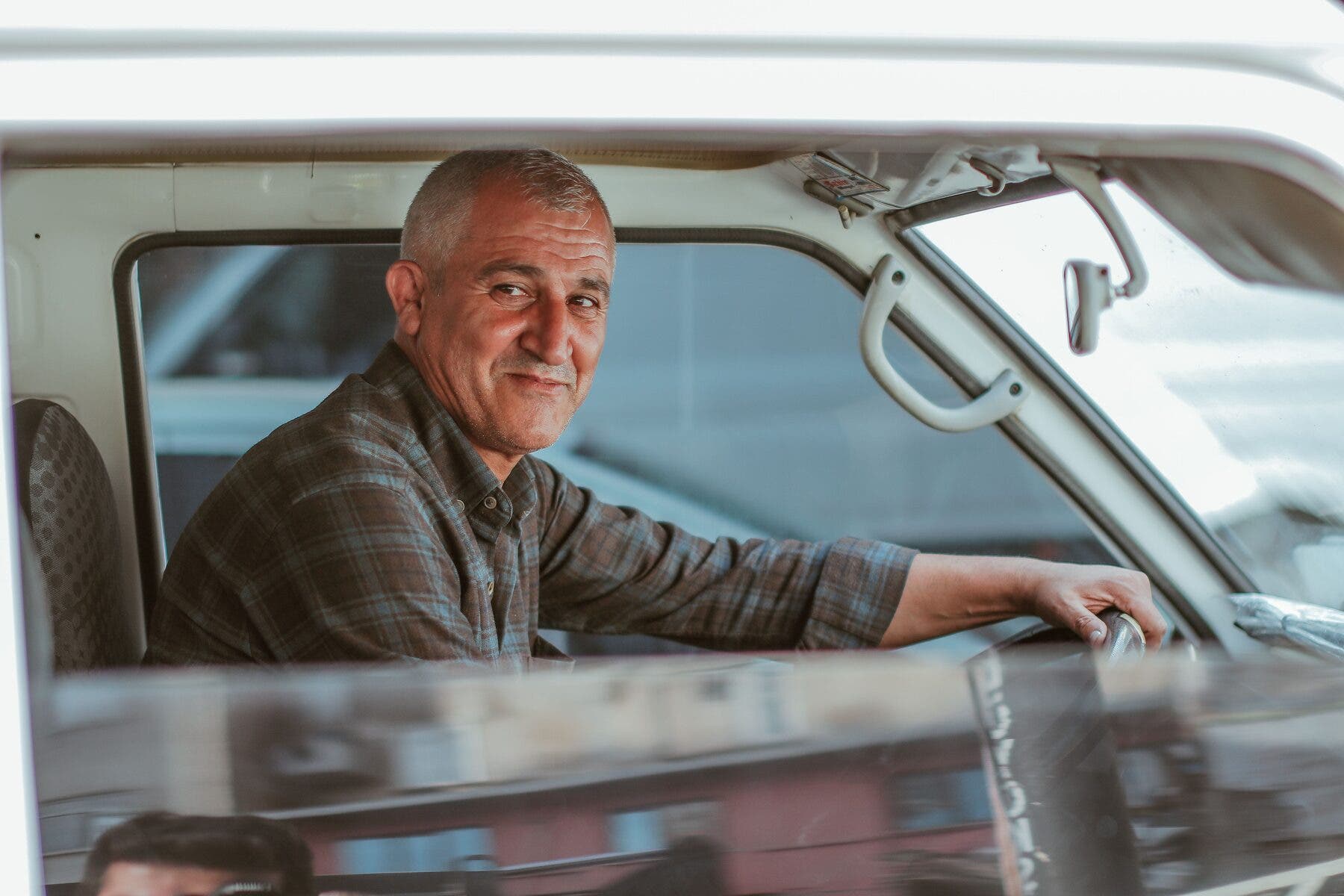 Artisan indépendant au volant de son utilitaire
