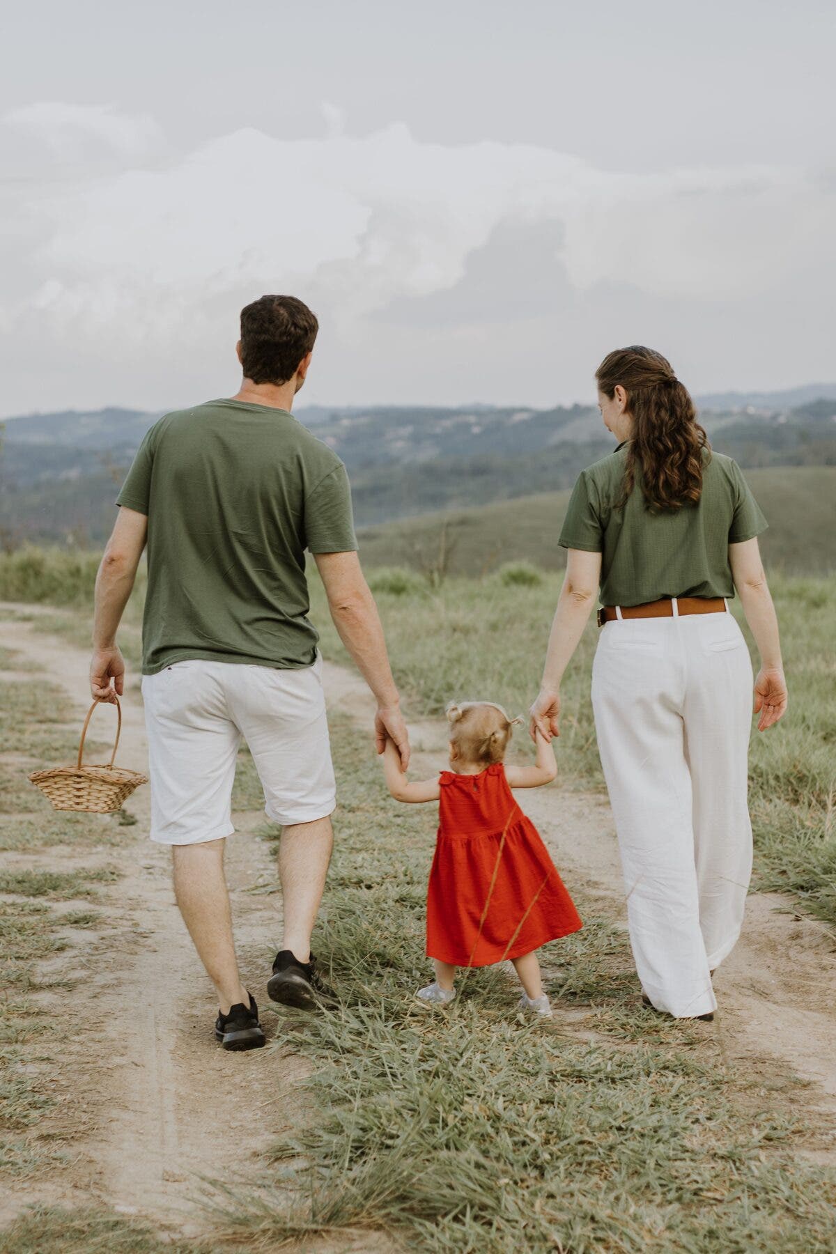 Couple et enfant marchant dans la campagne