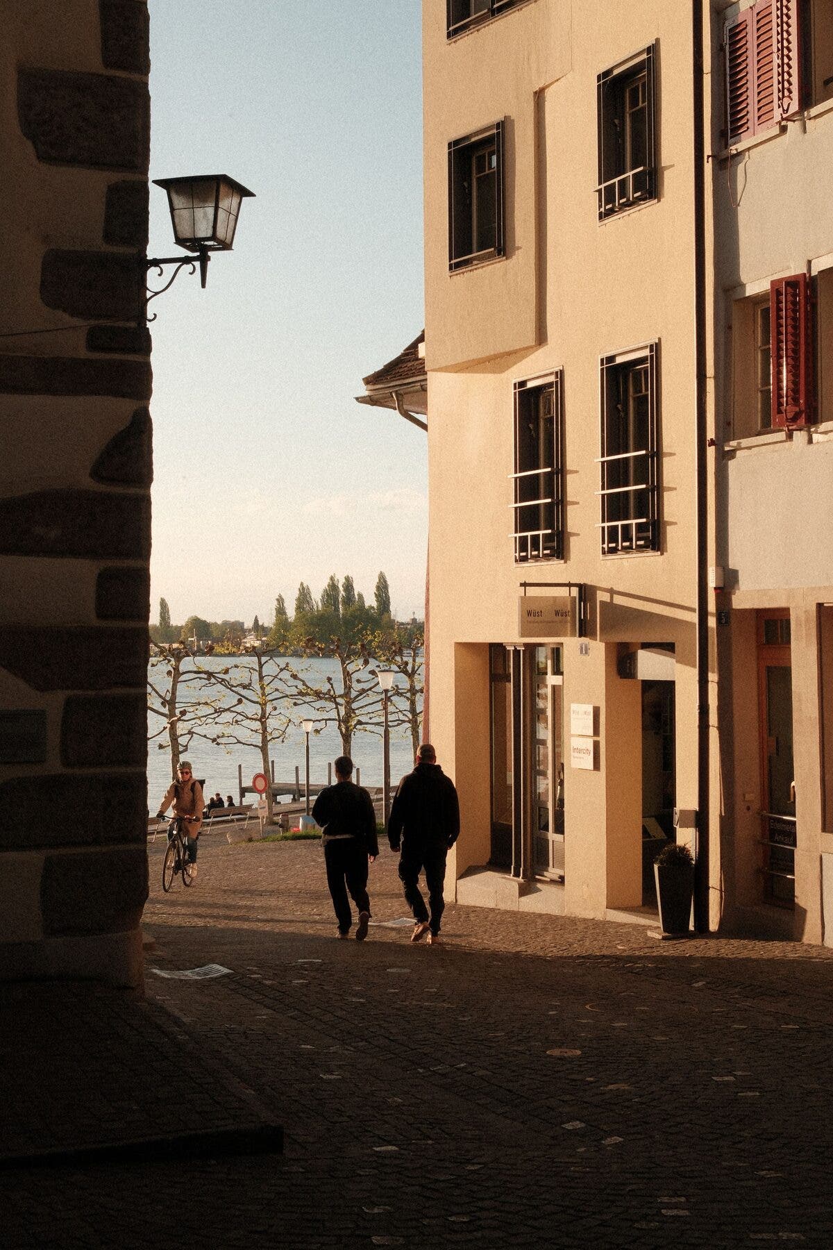 Ruelle d’une vieille ville suisse au bord du lac