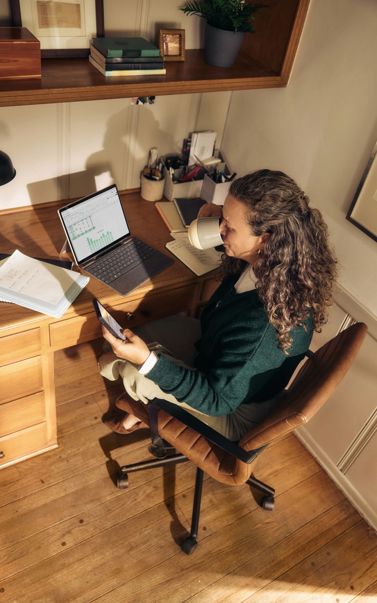 Femme consultant son téléphone à son bureau