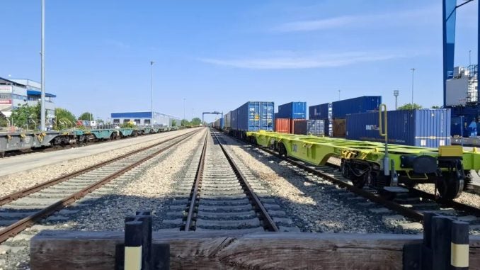RailwayPro.com: "How can semi-trailers that cannot be lifted directly by a crane be loaded onto trains? Demonstration at Railport Arad"