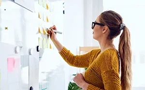 Short course card image to illustrate Developing strategy to manage uncertainty