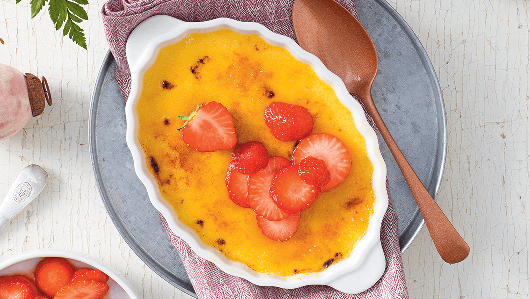 Crème brûlée mit Eierlikör und Erdbeeren