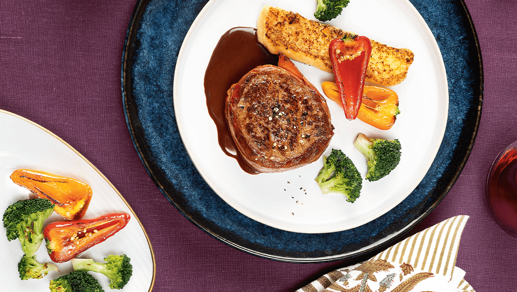 Rindsfilet mit Serranoschinken, Grießschnitte und Bitterschokoladensauce