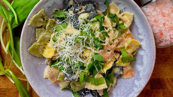 Bunte Pasta mit Käse-Bärlauchsauce