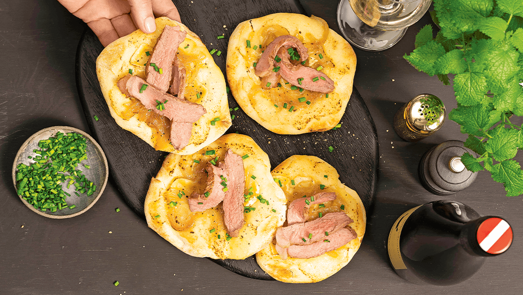 Mini-Steak-Pizzas mit Camembert und Balsamico-Zwiebeln