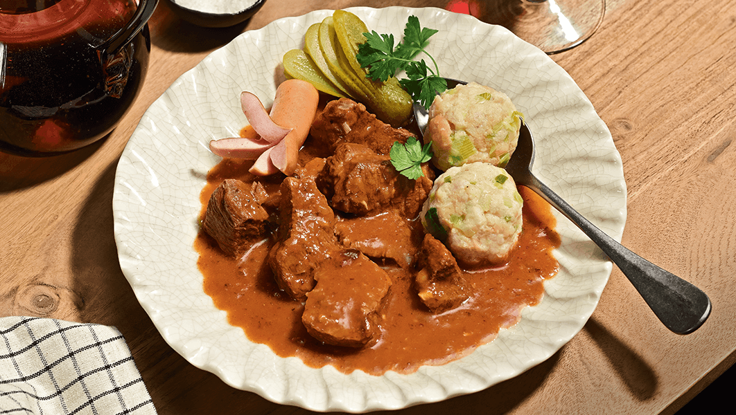 Rindsgulasch mit Lauchknödeln