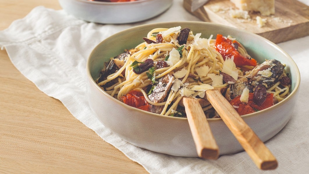 Würzige Spaghetti mit Sardinen und Ofentomaten