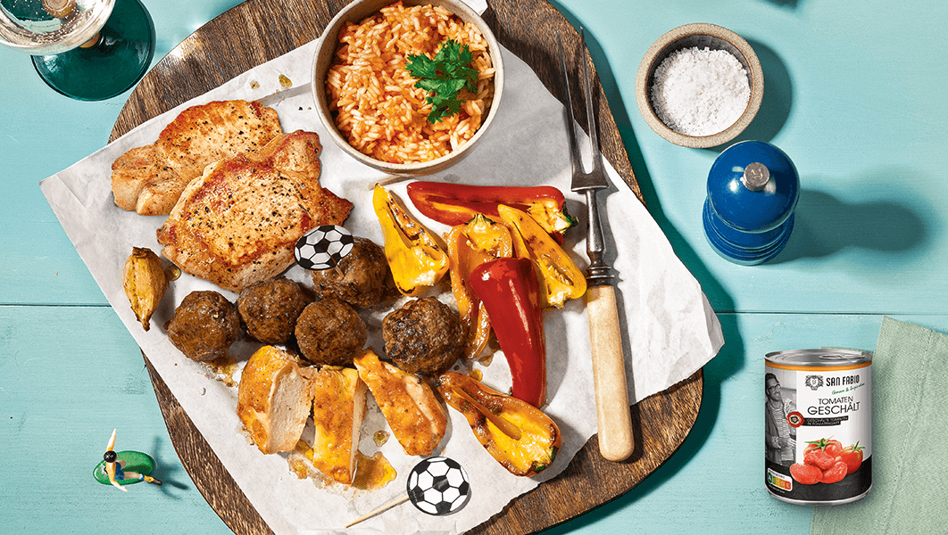 Gemischter Grillteller mit bunten Paprika und Tomatenreis